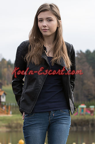 Anna in schwarzer Lederjacke und Jeans